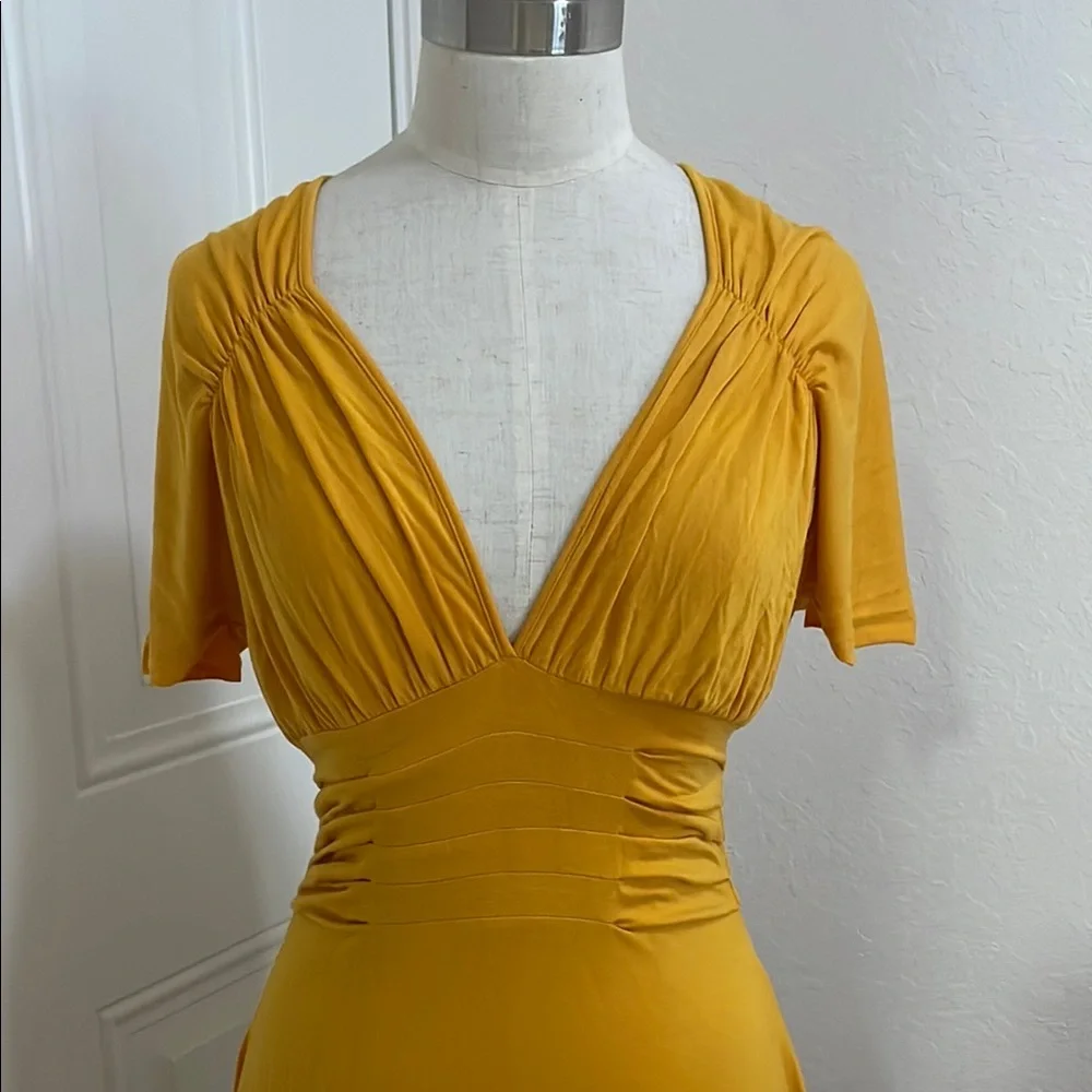 Elegant Mustard Midi Dress - Picture 3 of 9